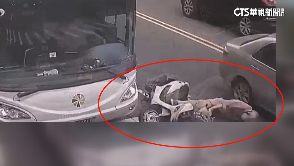 83歲翁遭「夾心」撞　機車卡公車底.噴飛險遭輾