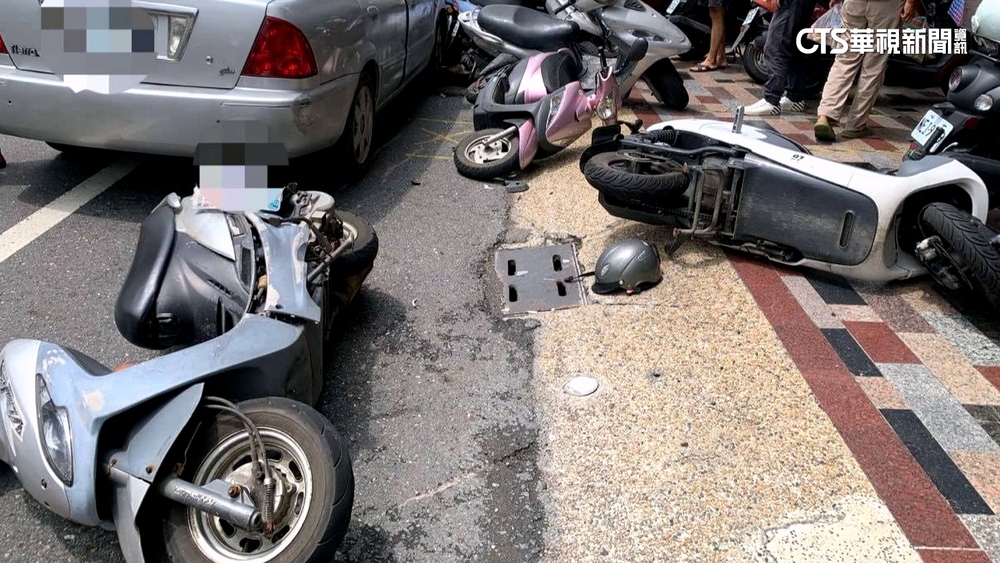 癲癇發作？失控連衝12機車　騎士遭撞輾斷魂
