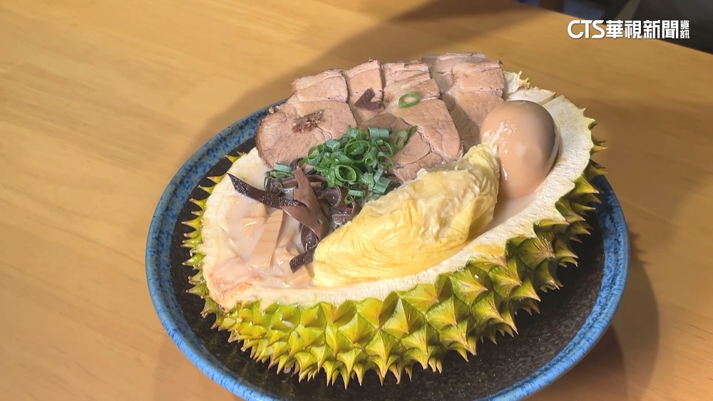 敢挑戰嗎?全台首見「榴槤拉麵」 連殼端上桌