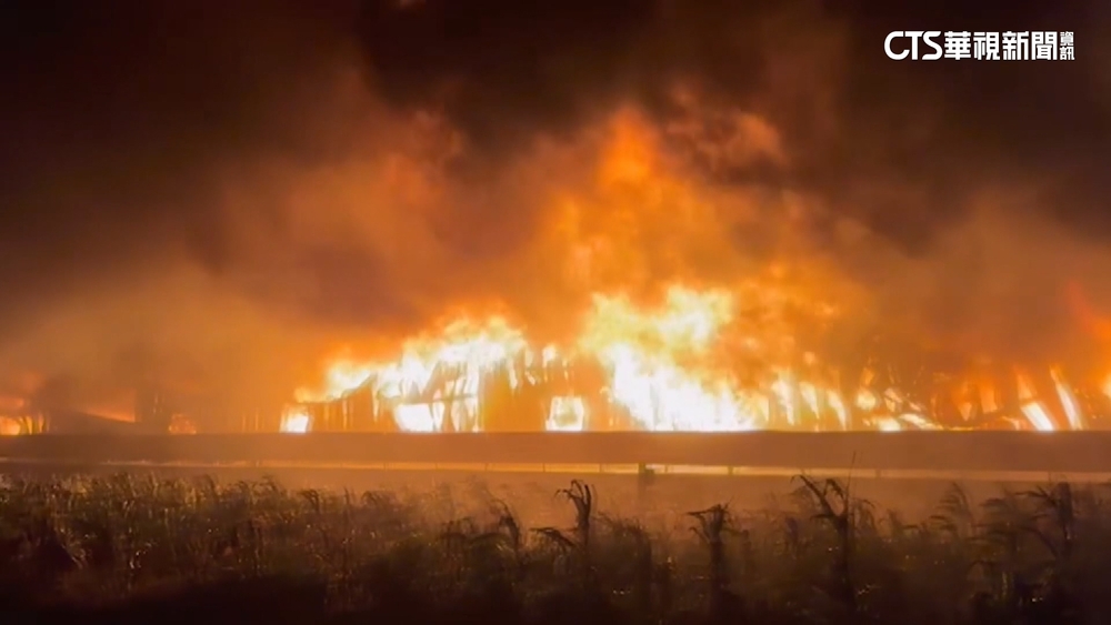 台南壓克力加工廠大火　廠房陷入一片火海