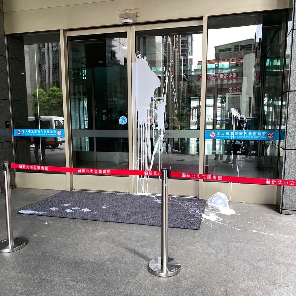 新北市府大門遭潑白漆！嫌犯潑完逃離現場 上班員工全嚇壞