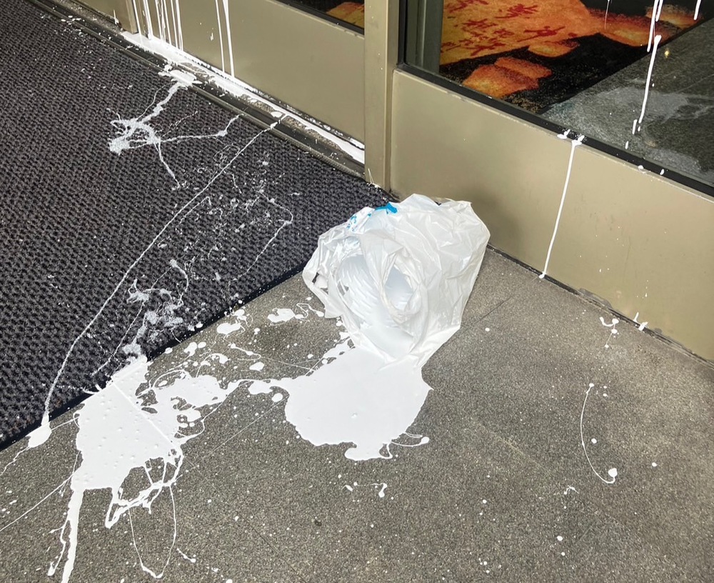 新北市府大門遭潑漆(翻攝畫面)