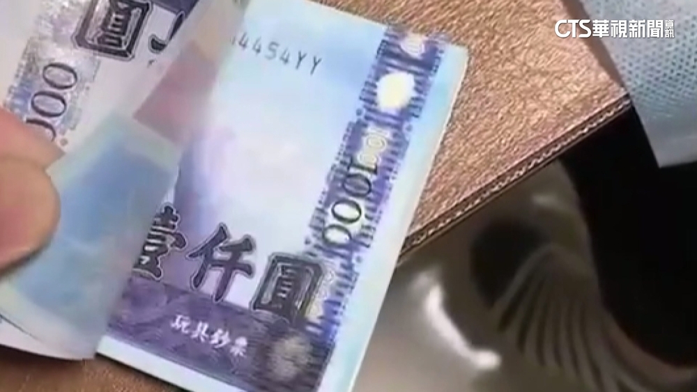 臨櫃領10萬現金竟夾假鈔？！　怒告銀行詐欺