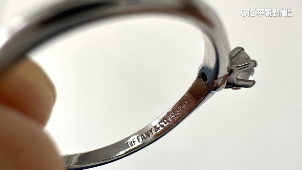 街頭藝人打賞罐　赫見價值8萬精品鑽戒