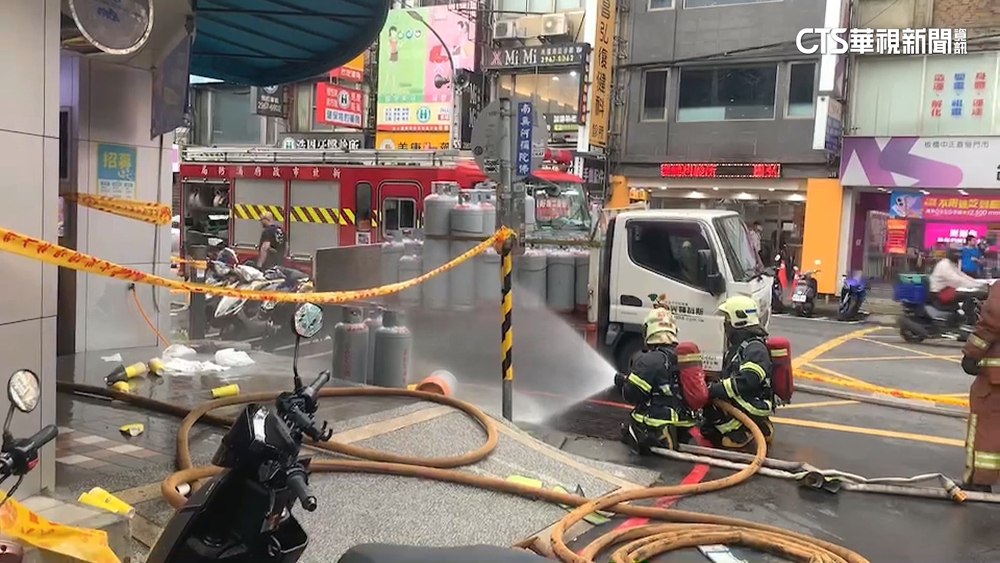 疑更換瓦斯管線氣爆　連鎖飲料店4人傷送醫