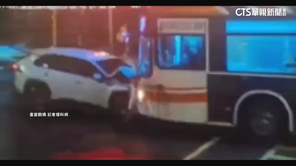 違規變換車道對撞直行公車　轎車車頭全毀
