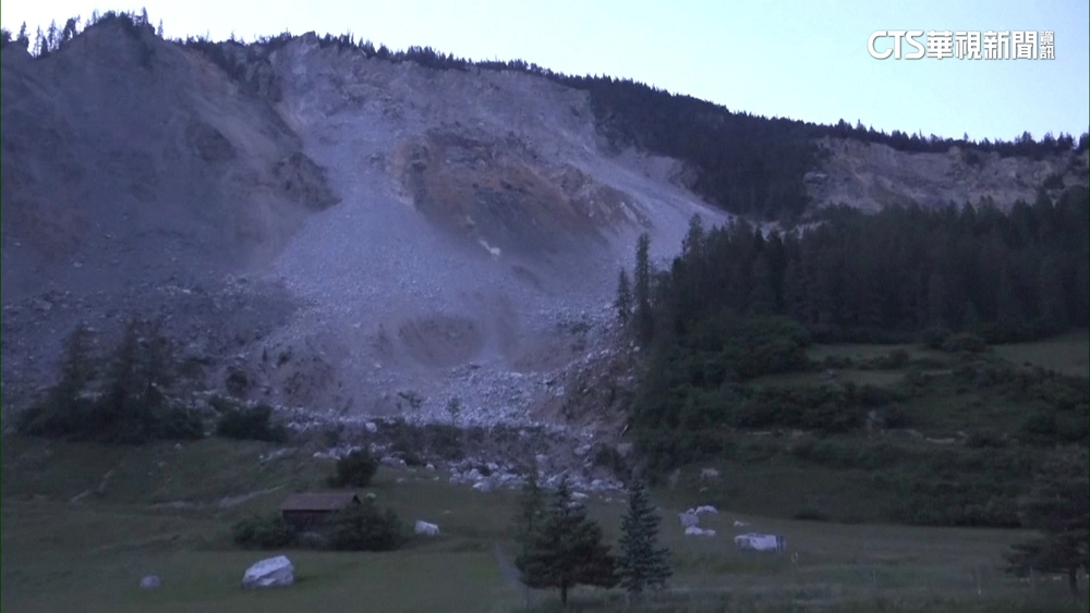 瑞士山區大片土石崩落　全村撤離幸無傷亡