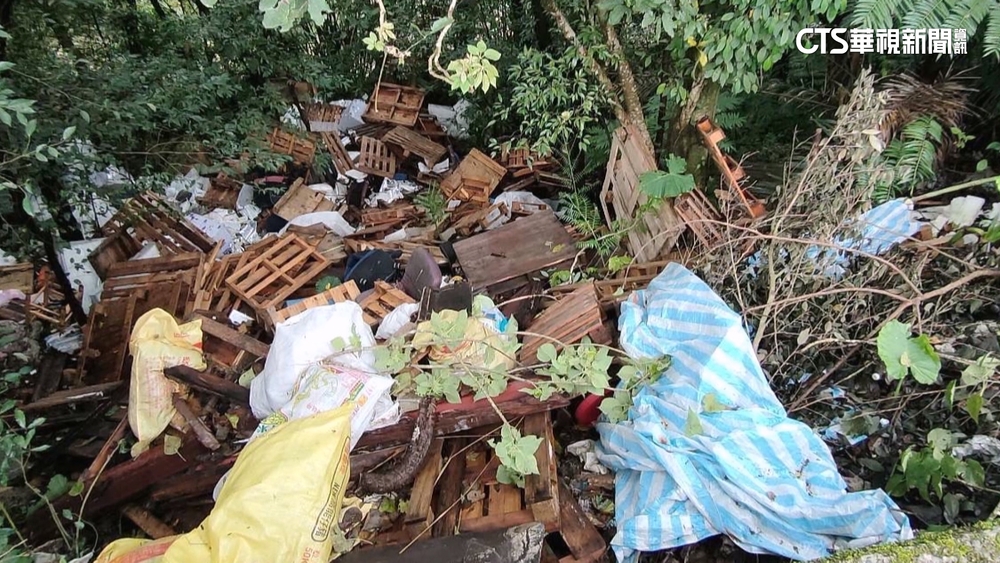 墓仔埔也敢去！　2嫌偷倒廢棄物　警埋伏10天抓到了