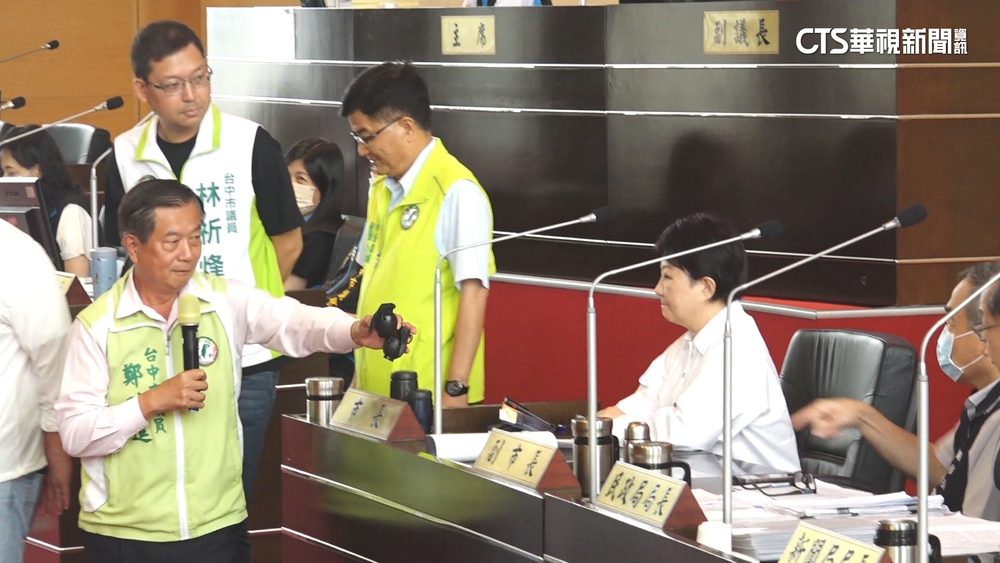 議員送「假手榴彈」質詢　盧秀燕拒收嚴正警告