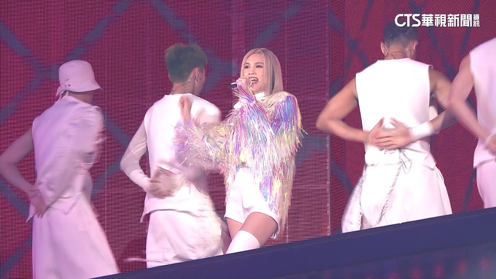 睽違3年！　楊丞琳小巨蛋開唱 4 in Love驚喜合體