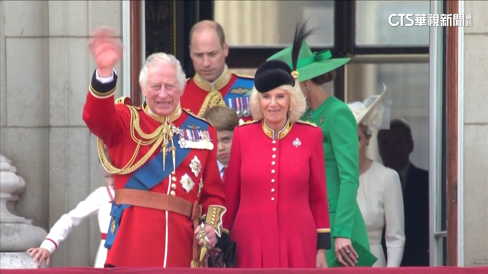 英王「官方壽辰慶典」登場　查爾斯穿軍裝.戴熊皮帽