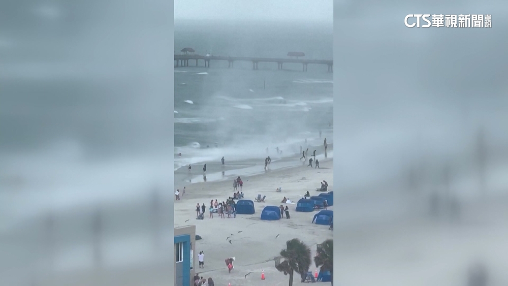 佛州水龍捲襲擊海灘　掀翻遮陽棚2人輕傷