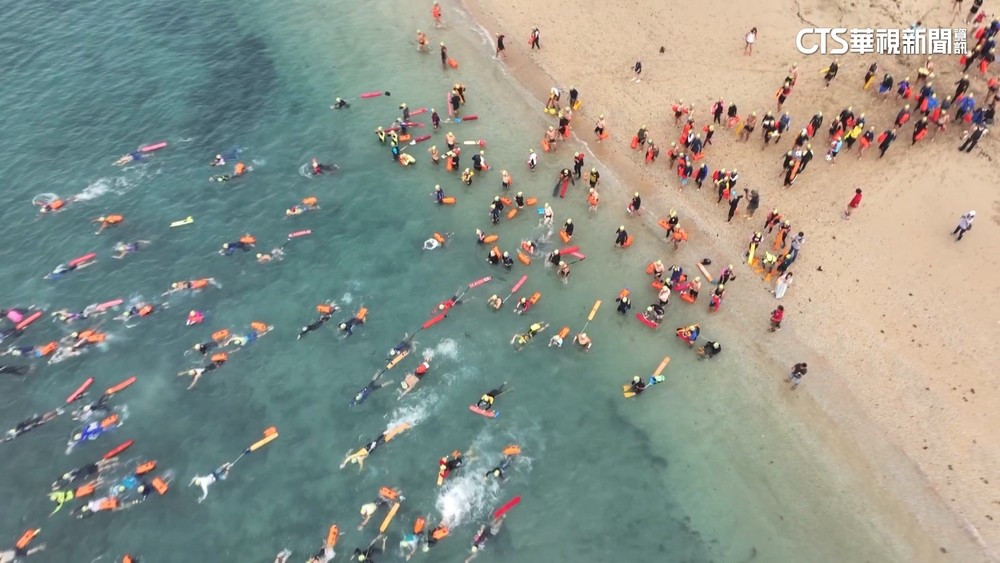 千人泳渡澎湖灣！　選手5公里花1小時40分奪冠