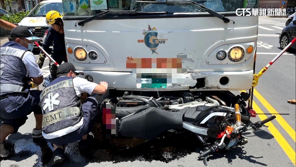 疑未禮讓直行車！　公車撞重機　騎士噴飛捲車底