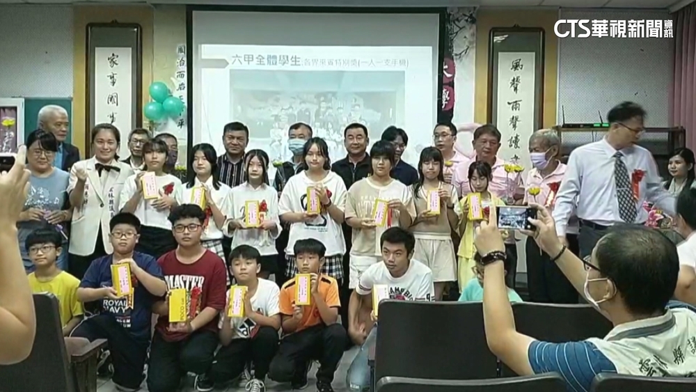 羨慕！　雲林石龜國小畢業生開心領「智慧型手機」