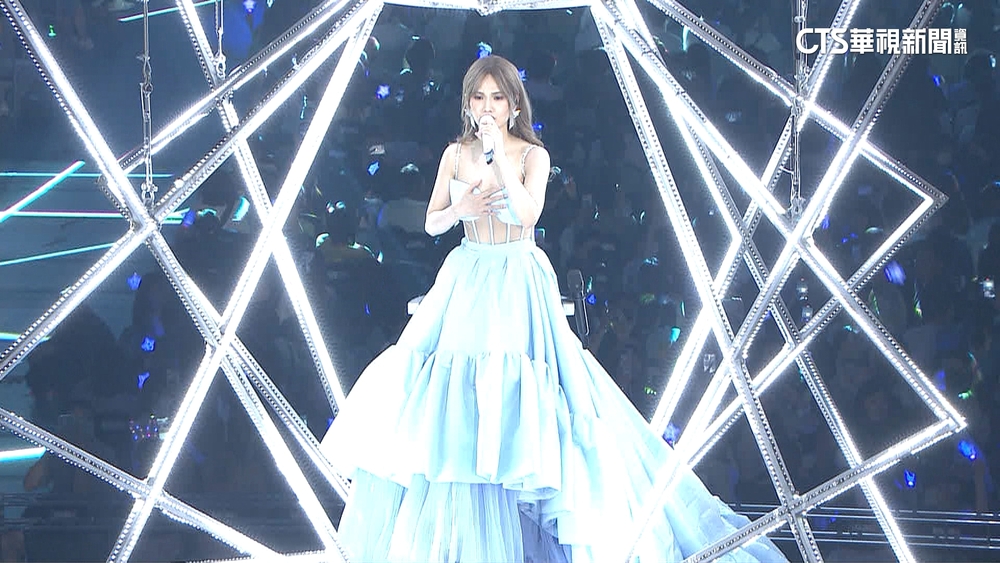 楊丞琳演唱會小意外　耳環掉觀眾席急道歉