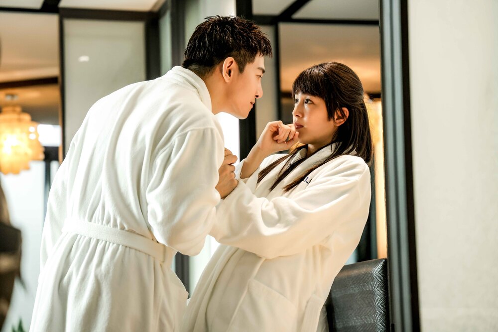 鬼之執行長今(19日)晚間八點首播 劉奕兒酒醉被撿屍 與張立昂大打枕頭戰