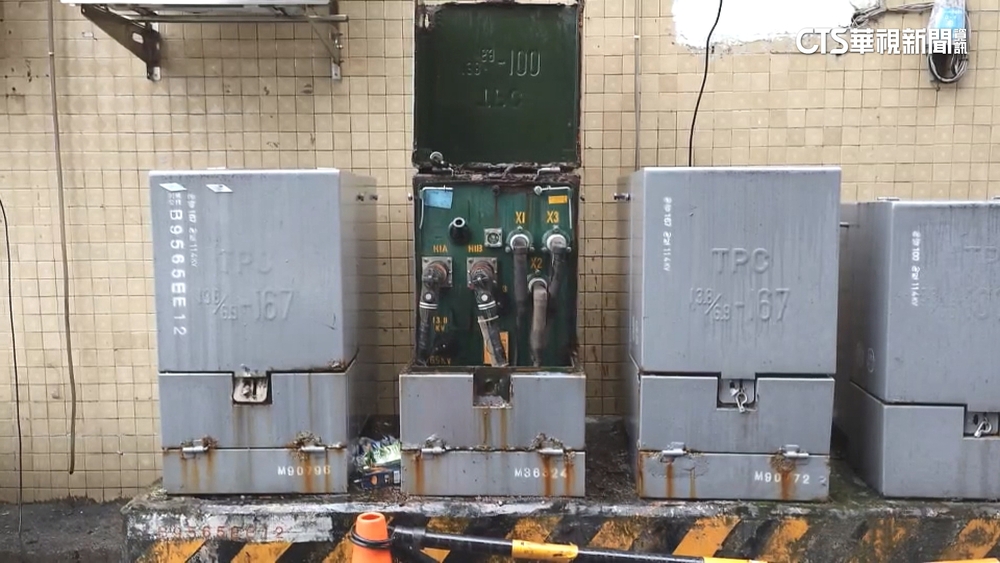 台電變壓箱爆炸 冒白煙噴絕緣油!98戶停電摸黑