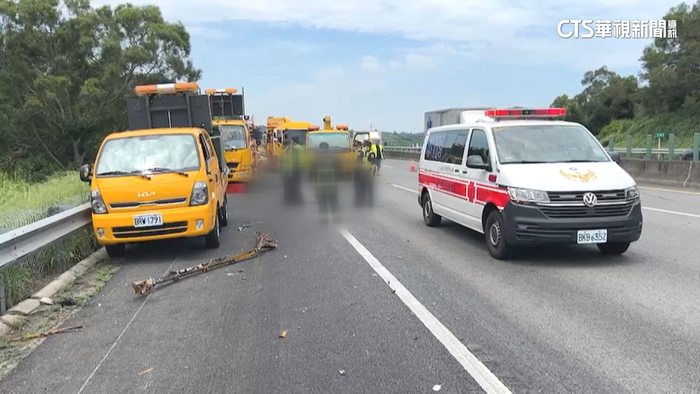 國道聯結車衝撞工程車　2工人卡車底雙亡