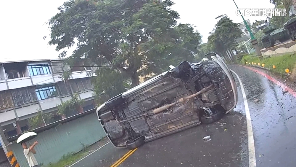 機警救援！　轎車側翻女受困　救護員「開天窗」救命