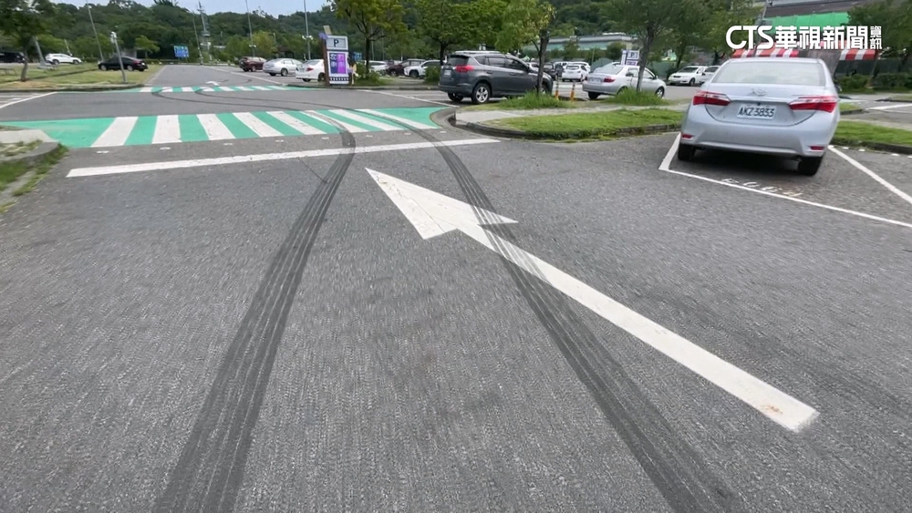 國3南投服務區車聚「燒胎甩尾」　機車擅闖挨罰