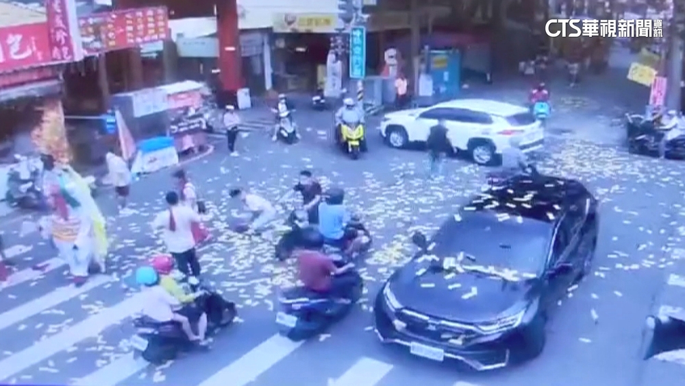 彰化廟壇遶境隊伍　入民宅開電扇坐沙發挨轟