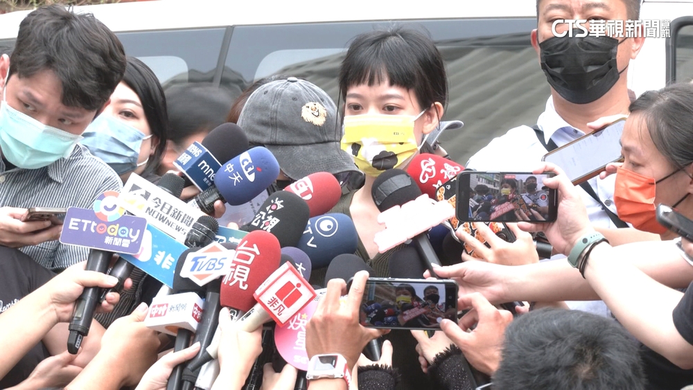 黃子佼毀滅式爆料後送醫　孟耿如露面哽咽