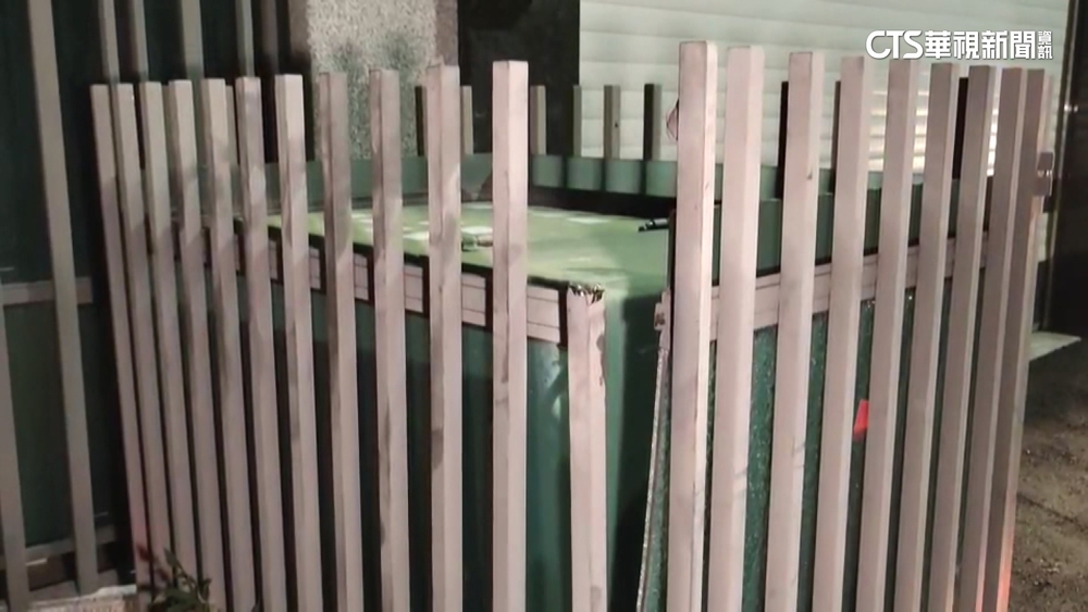 19歲男騎士深夜自撞　人「倒掛金鉤」卡電箱