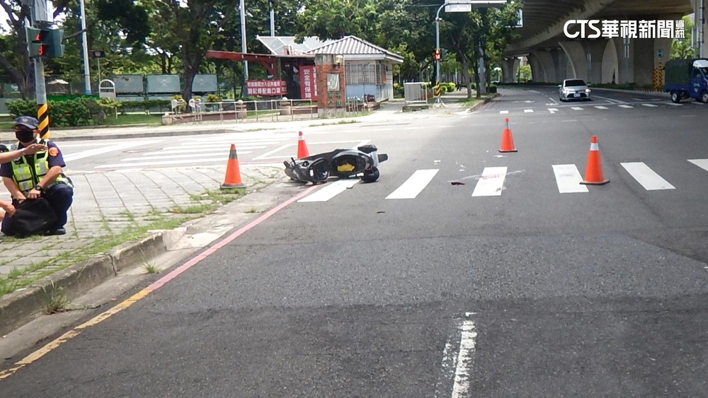 疑視線死角釀禍　女騎士遭貨車撞倒輾斃