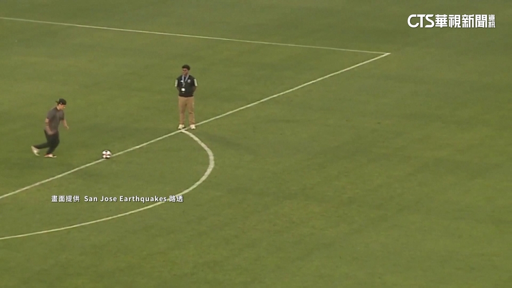 神來一腳！粉絲踢足球挑戰　完美落在中央點