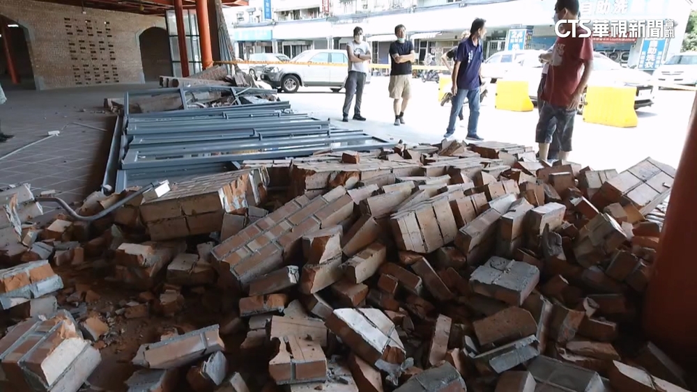金山中繼市場矮牆.大門倒塌　現場一片凌亂