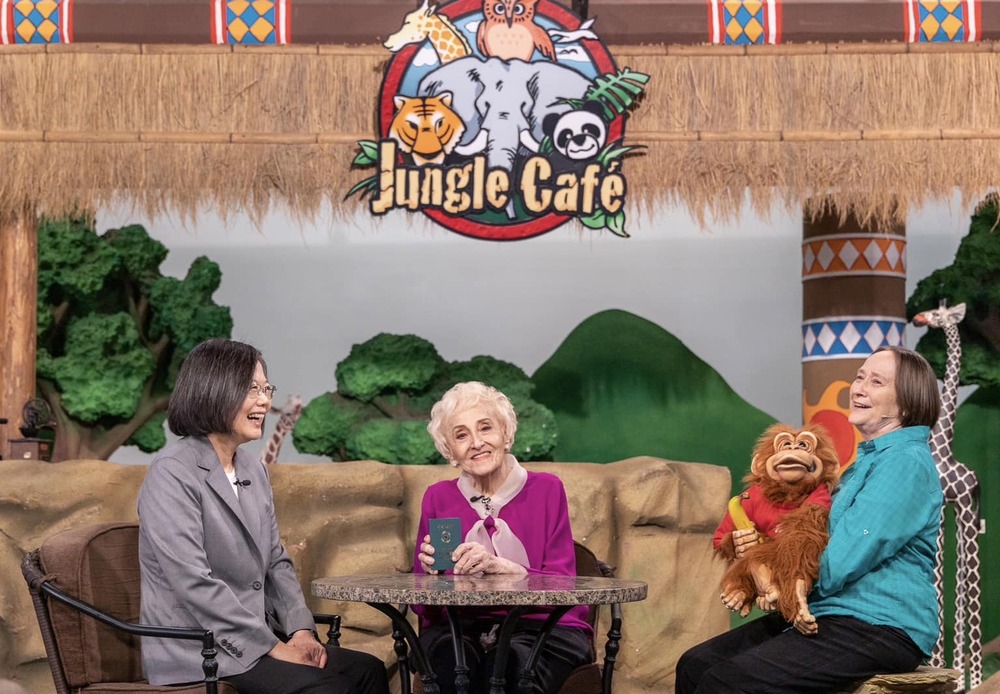 蔡英文親送護照！　空中英語教室創辦人彭蒙惠成「正港台灣人」