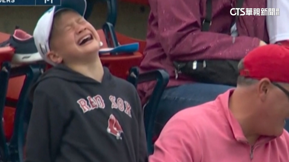 紅襪「鐵粉弟」丟回洋基球　哥哥秒變臉爆哭