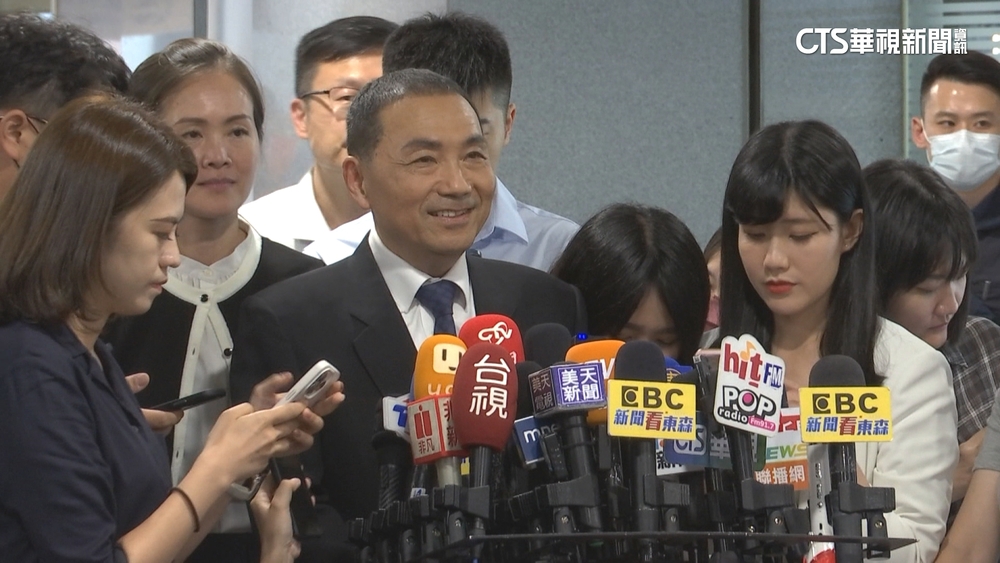 餵藥案隔空交火！　侯酸柯發言像煙火「風一吹就散」