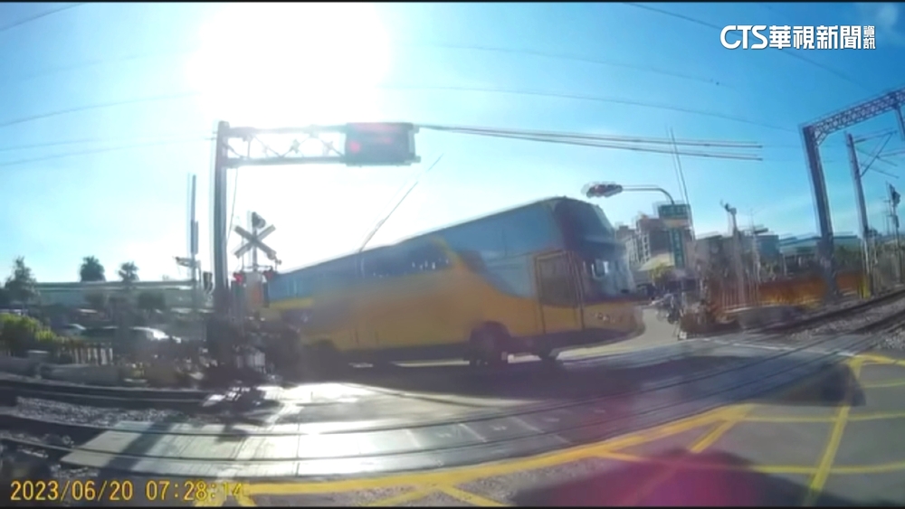 不顧警示音響起！　校車硬闖平交道「柵欄敲車頂」