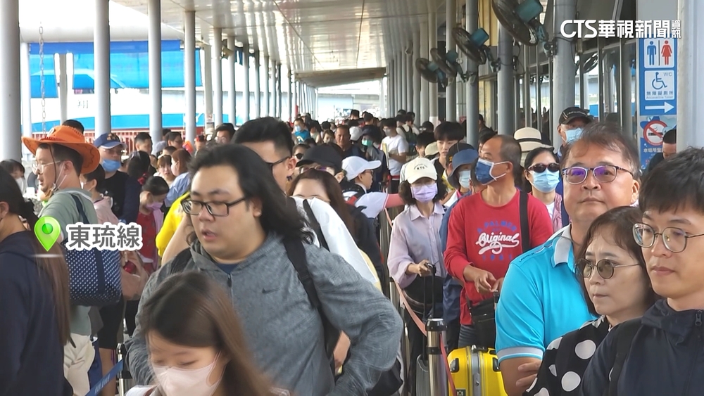 東港碼頭湧人潮　船班密集出　仍看嘸排隊盡頭