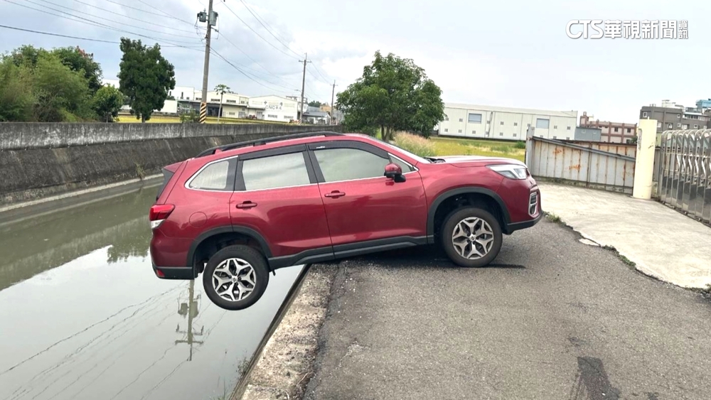 不熟路大迴轉　後輪懸空「恐怖平衡」駕駛驚