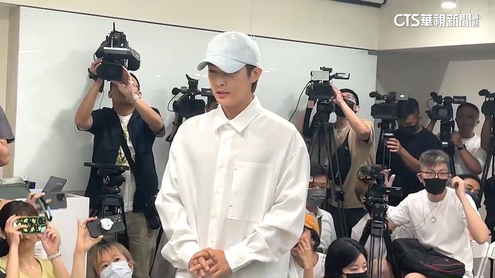 「快閃」耀樂記者會搶麥道歉　炎亞綸危機處理惹議