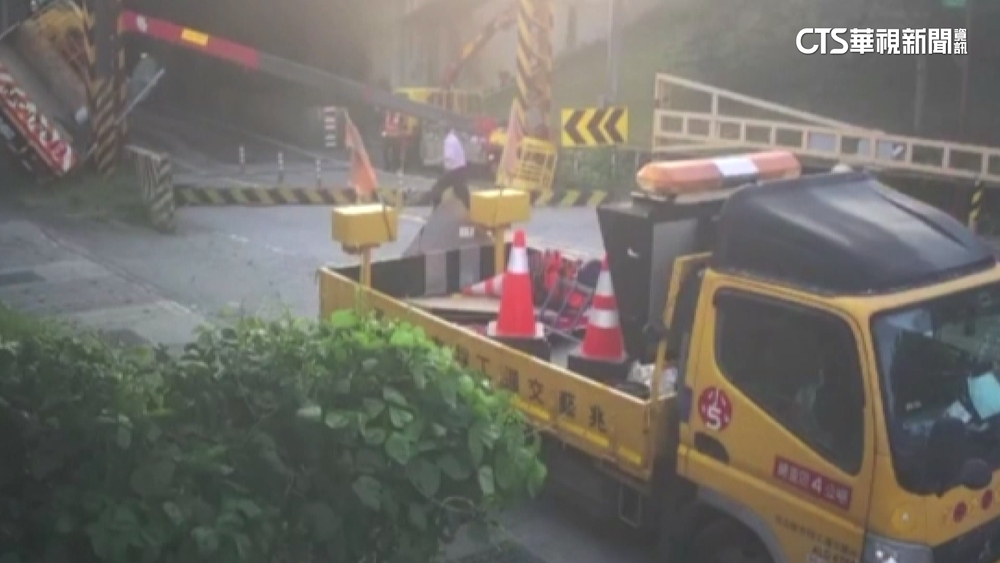 疑噸位不夠！　吊車突傾斜　工人閃避不及遭夾亡