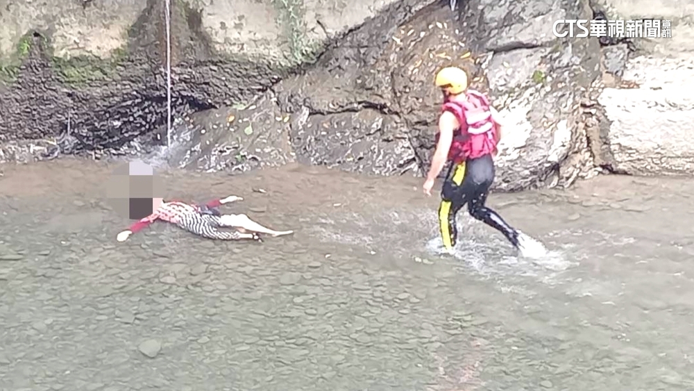 連假意外！　7旬婦烏來不慎墜橋　骨折送醫