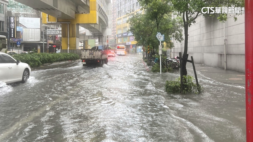 午後雷雨威力強！　中和積淹30cm北市路樹倒