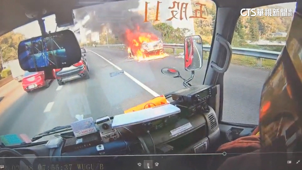 烈日曝晒恐「火燒車」　專家警告：6物品別放車內