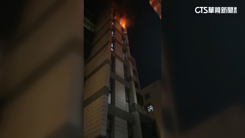 台中大樓深夜火　住戶嚇壞抱小孩　提寵物逃離