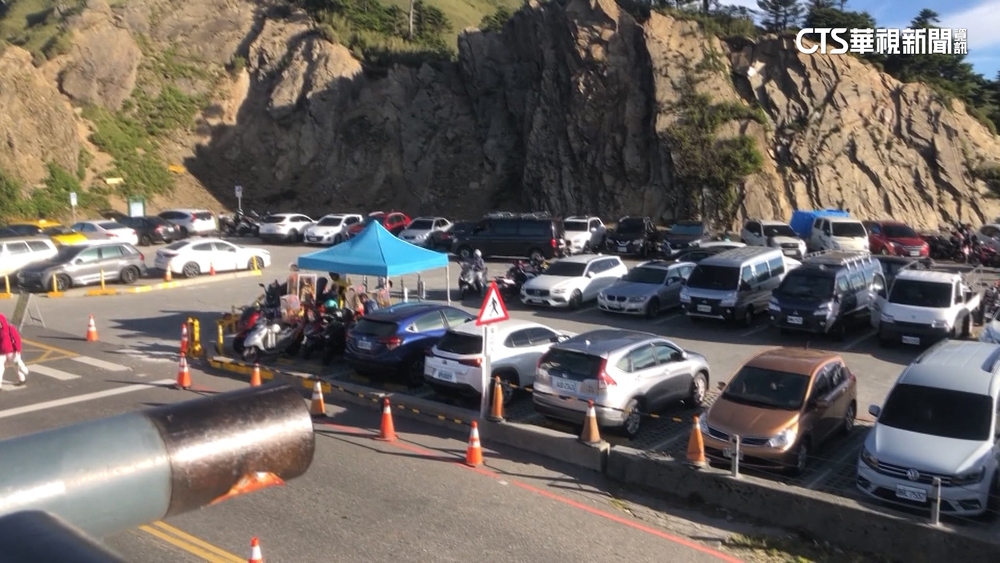 單車賽武嶺停車場塞爆　轎車違停中巴車格挨罰