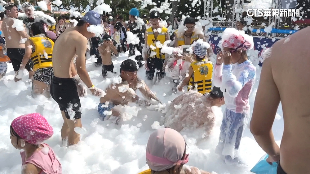 熱炸！　民眾衝清境避暑　水樂園辦電音泡沫趴