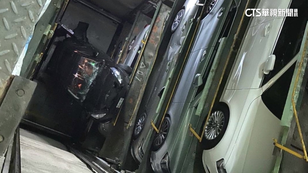 從機械停車塔「連人帶車」墜落　7旬翁一度受困