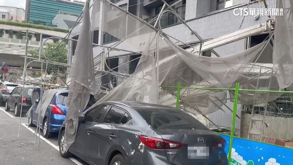 強風襲！　鷹架倒塌砸6車　業者最高罰9萬.勒令停工