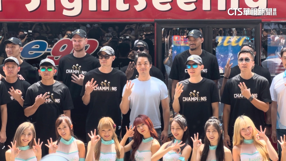 富邦勇士3連霸遊行　球迷騎車緊跟.球員直呼感動