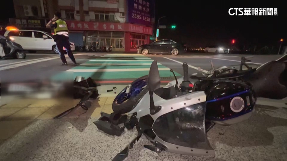 自小客車對撞對向機車　殘骸碎片落滿地