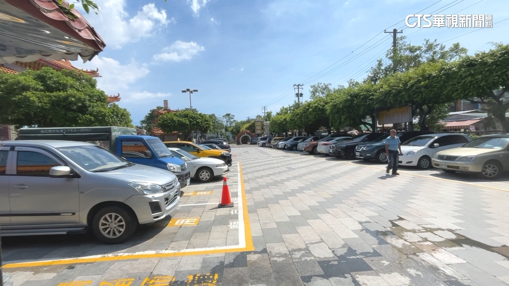 蓮池潭沒車位　停廟宇停車場「關門」險回不了家